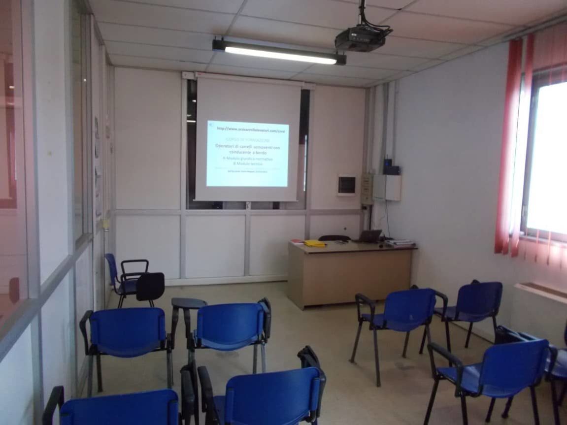 aula del corso della parte teorica per il patentino della piattaforma aerea a parma