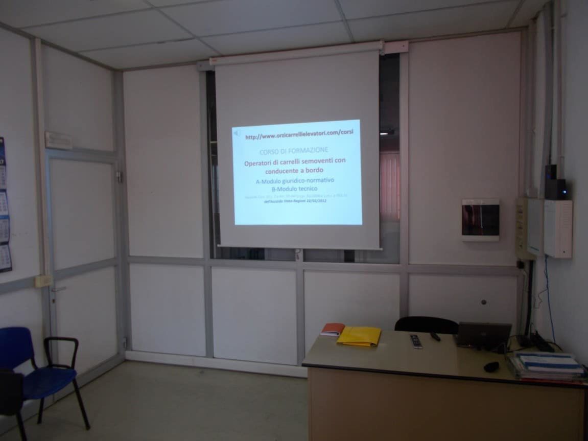 aula per il corso della parte teorica con proiezione di diapositive per il patentino della gru