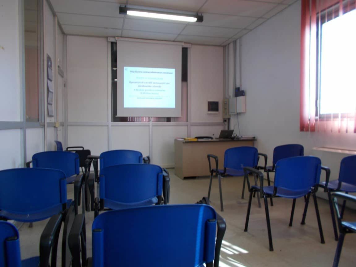 sala dove insegniamo la parte teorica per ottenere il patentino della gru per autocarro