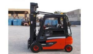 muletto linde modello e30l evo con batteria da 625 ampere e montante duplex da 4000 mm